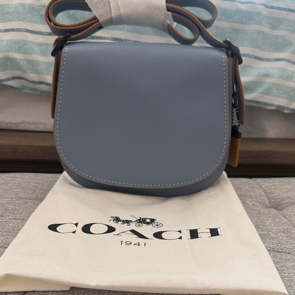 NWT, Coach vintage glove tanned leather saddle
Bag in cornflower blue.